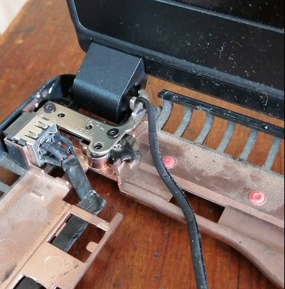 Reparación de bisagra de laptop PS2 Computación